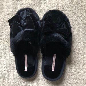 VICTORIA’S SECRET BLACK BOW SLIPPERS